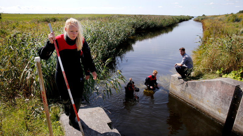 La policía busca los restos de Kim Wall en un canal de la costa de Amager. Imagen: Jens Dresling/Ritzau vía AP